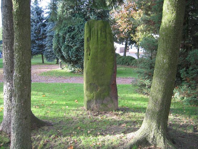 Wetzrillen am Menhir in Martinshhe