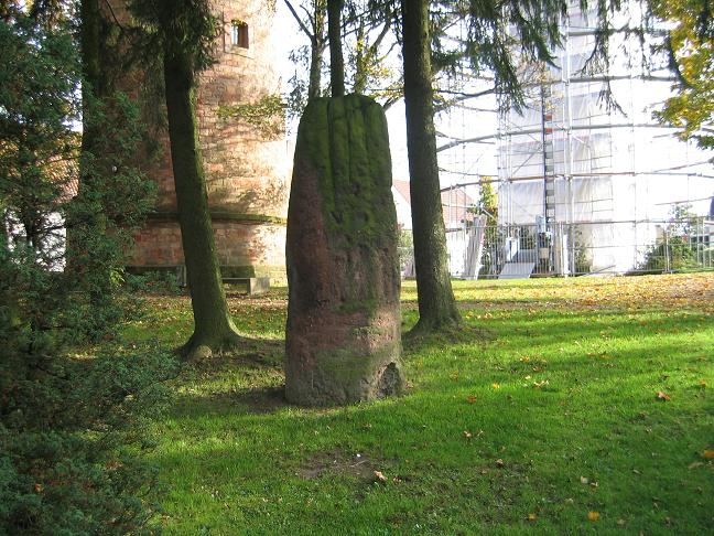 Wetzrillen am Menhir in Martinshhe